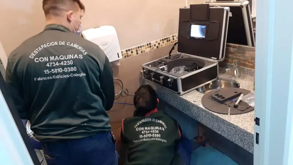 Técnico realizando video inspección de cañería